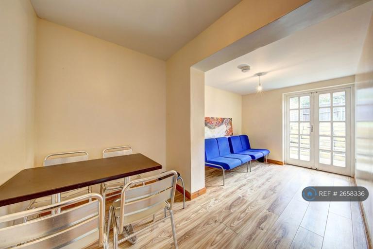 6 bedroom house in Addison Gardens, Surbiton, KT5 (6 bed) (#2658336)