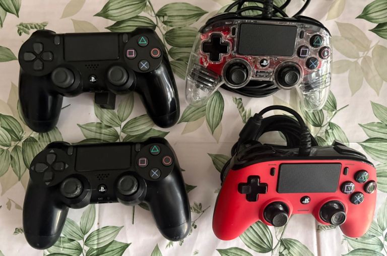 PS4 controllers x4 