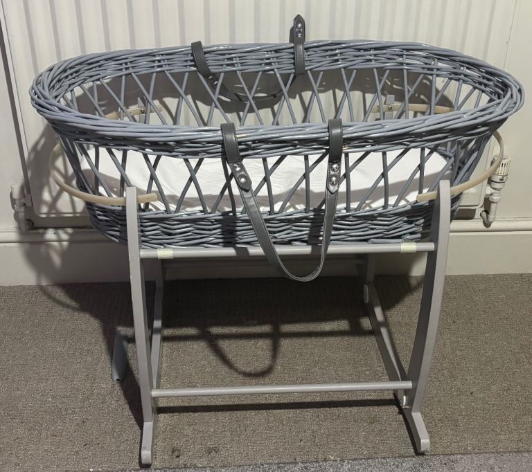 Free moses basket and rocking stand
