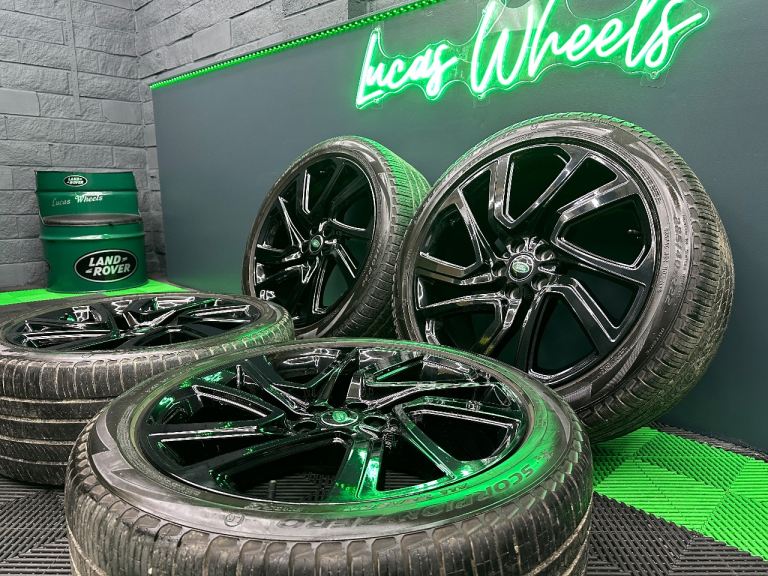 Land Rover Discovery 5 22” Powdered Gloss Black alloy wheels - style 5025 & 5/7mm+ Pirelli’s!