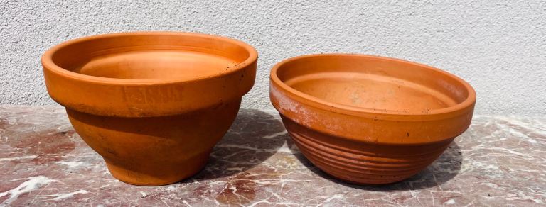 2 terracotta plant pots 
