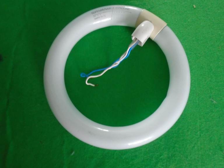 Round fluorescent tube with plug and wires. 22w 240v dont let this get away. 