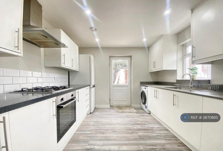 5 bedroom house in Bryony Close, Uxbridge, UB8 (5 bed) (#2870885)