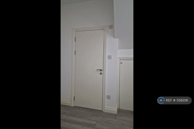 2 bedroom flat in Tooting High Street, London, SW17 (2 bed) (#558206)