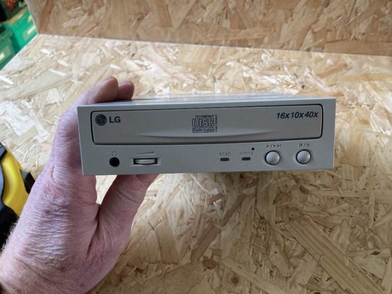 LG CD-R/RW MODEL GCE-8160B - all working - please see my other lists - happy to post - thanks