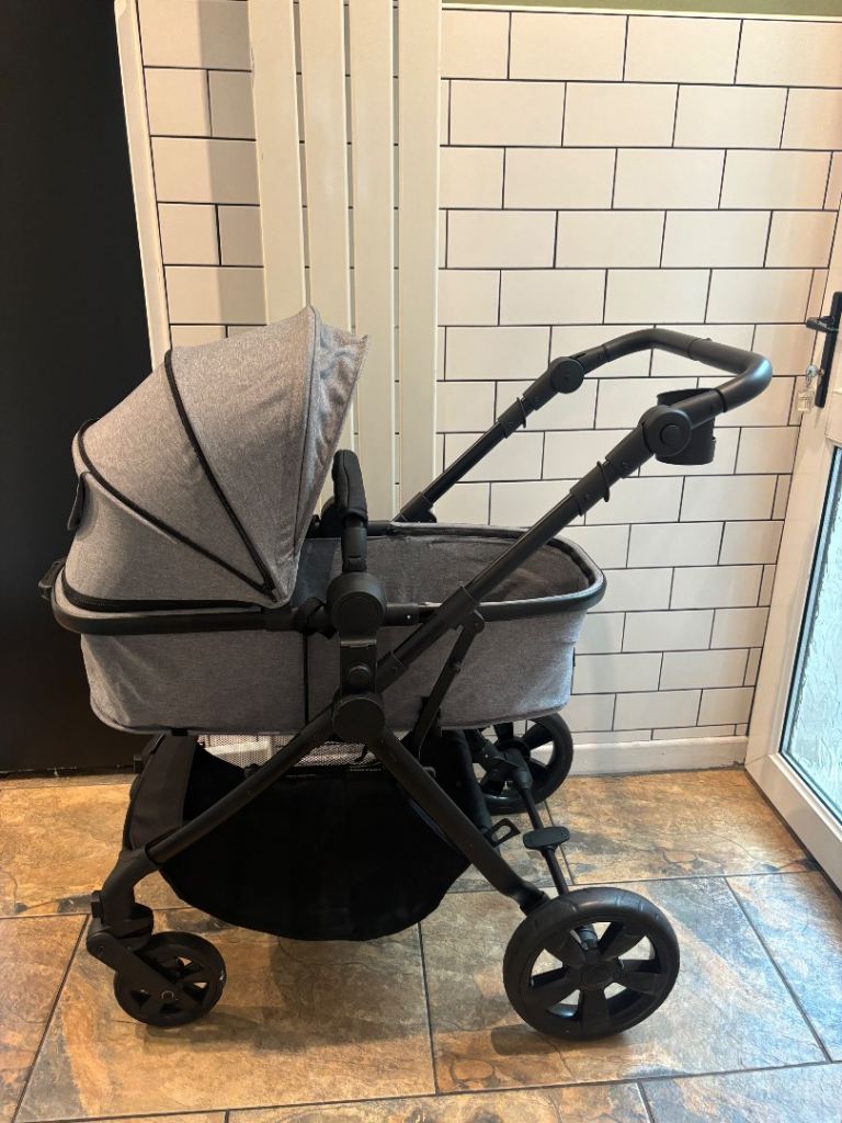 2 in 1 pram with adjustable hood. 