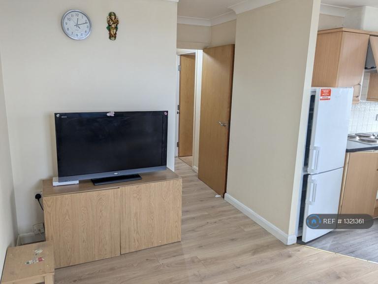 2 bedroom flat in Alencon Link, Basingstoke, RG21 (2 bed) (#1321361)