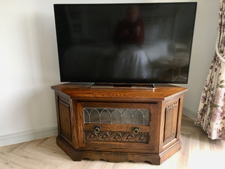 Beautiful oak ‘Old Charm’ corner TV UNIT in new condition. 