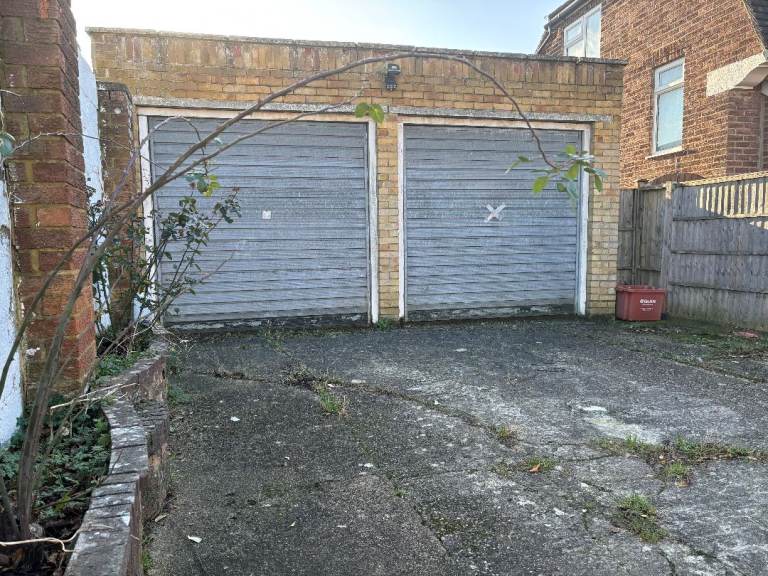 Double Garage to Rent Reading
