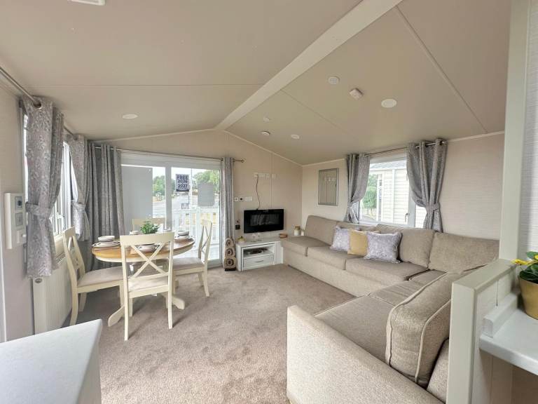 LUXURY 3 BEDROOM LARGE CARAVAN WITH SEA VIEWS - OPEN 11.5 MONTHS