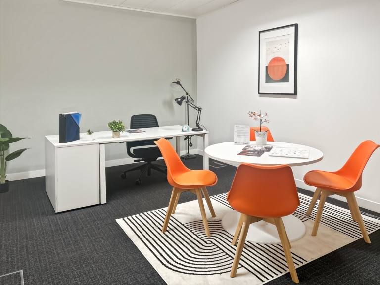 Manchester - M3 3HF \ Private Office for 3 Workstations Available Now