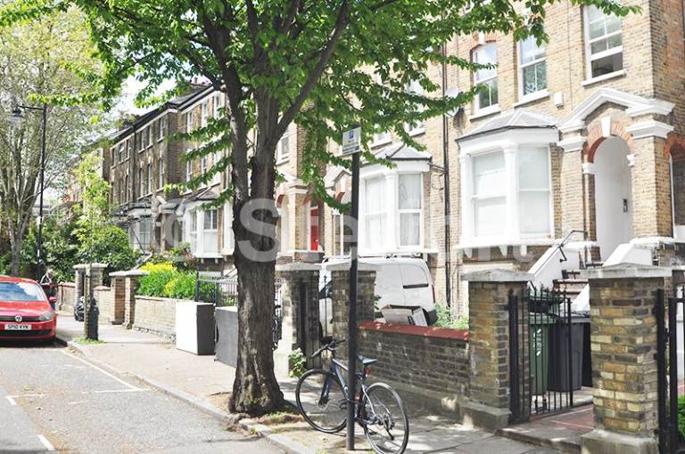 3 bedroom flat in Hartham Road, London N7