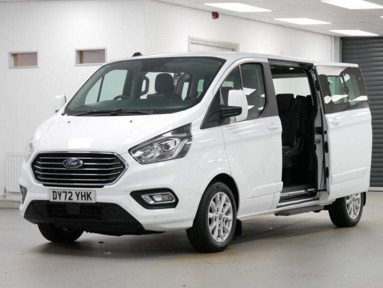 72 TOURNEO CUSTOM 320 2.0 EBL 130 BHP L2 LONG TITANIUM AUTO 9 SEATER ( SAT NAV )