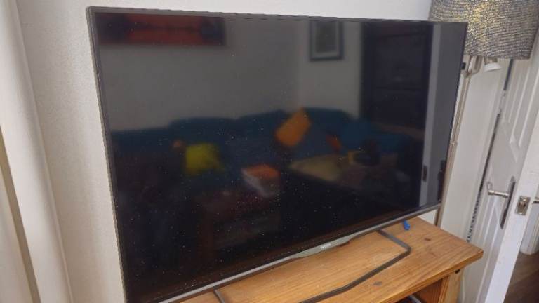 Philips 40PUS6809/12 40in 4K LED TV Black HDMI USB Ethernet Wall Mountable