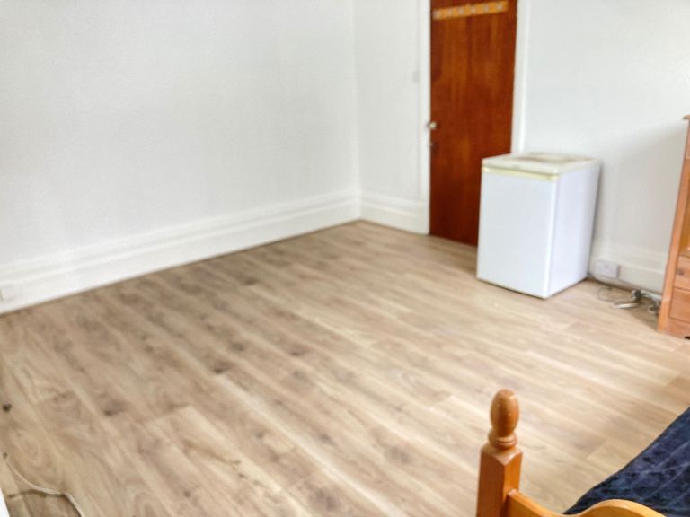 InHouse NewLarge DoubleRoom ToLet Share2Kitchens3BathShowersGarden InBills VeryNearRailTubeBusShops