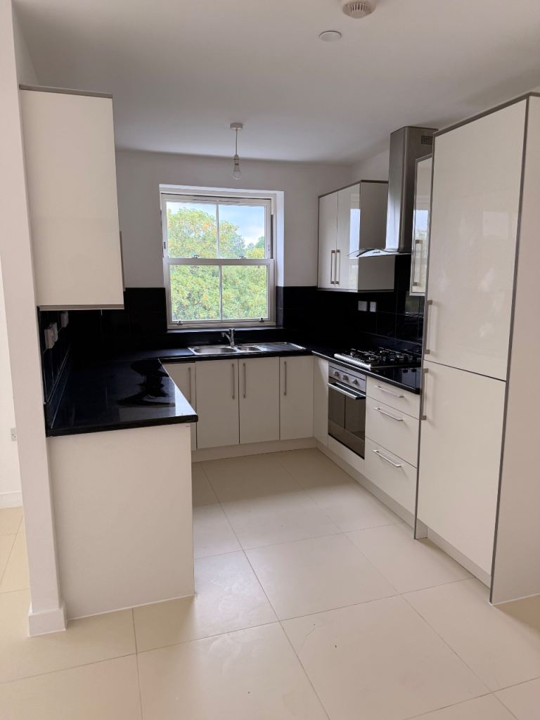 Beautiful 2 bed 2 bathroom flat in Godlaming 