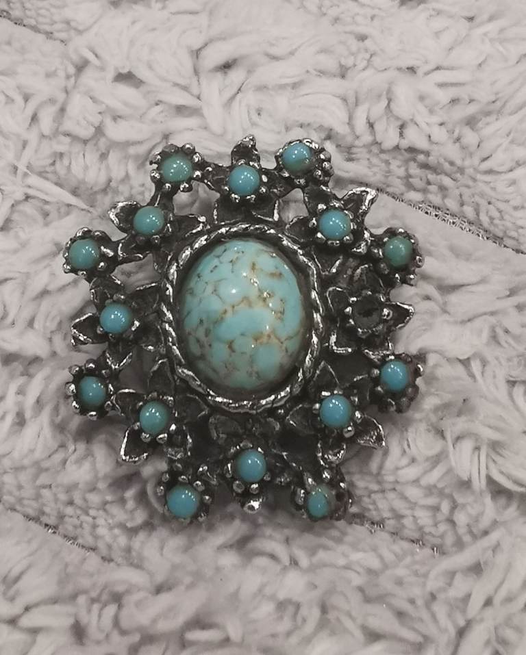 ✨ Vintage 1950s Faux Turquoise Brooch – Czech Peking Glass Pin (3cm) ✨