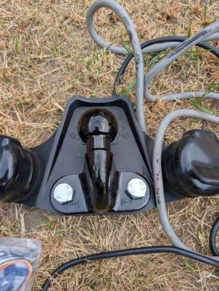 Tow bar with twin electrician trailer hitch