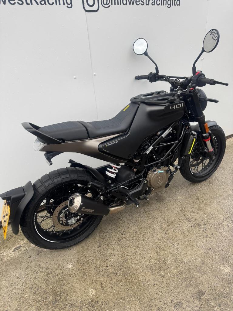 Husqvarna SVARTPILEN 401 2022, AKRAPOVIC