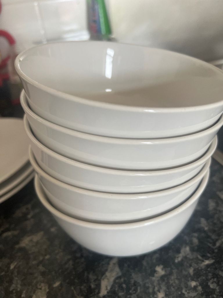 5 white bowls 