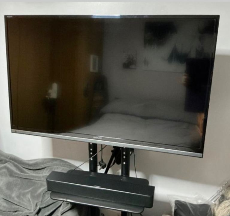 Sharp AQUOS 42” fully working and like new plus Bose sound bar 