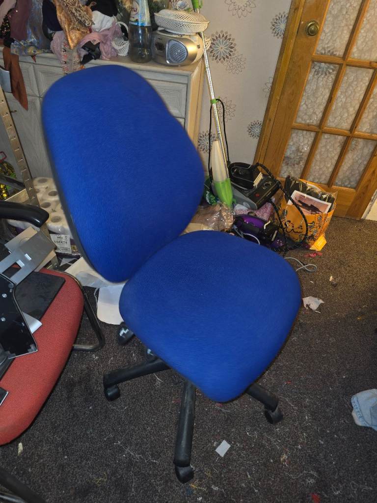 1 x blue swirling office chair