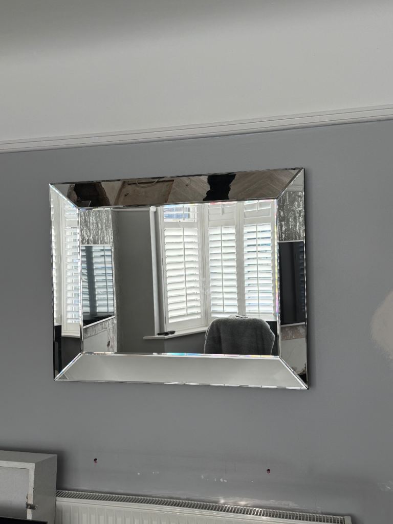 Bevelled mirror 