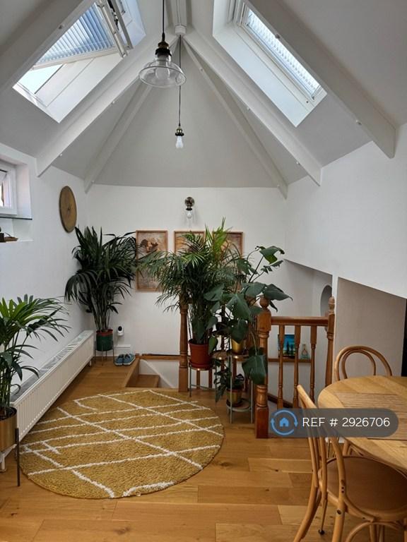 1 bedroom flat in Cumberland Park, London, W3 (1 bed) (#2926706)