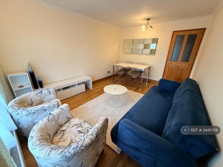 2 bedroom flat in Farnham Gardens, London, SW20 (2 bed) (#2445708)