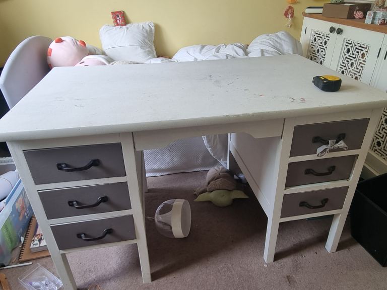Medium desk with drawers