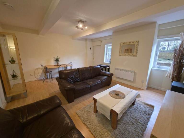 2 Bedroom Flat with own door, patio garden and off road private parking. Charing Cross Glasgow