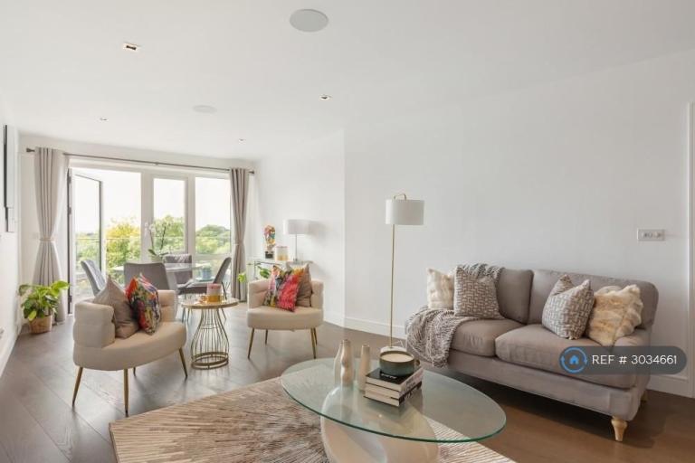 2 bedroom flat in Kew Bridge Road, Kew, TW8 (2 bed) (#3034661)