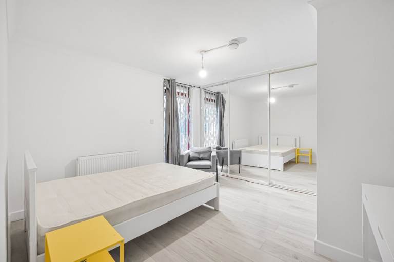 house with three rooms available with 2 ensuites and a family bathroom from £975 per room.