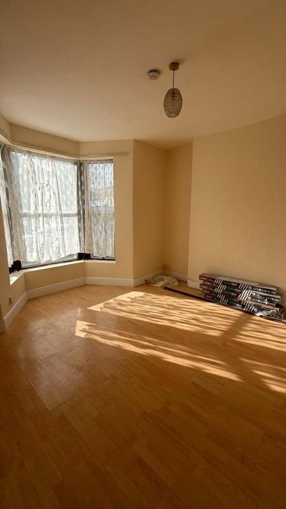 Beautiful 2-Bedroom Ground floor Flat To Let; Kenilworth Gardens IG3 8DU.