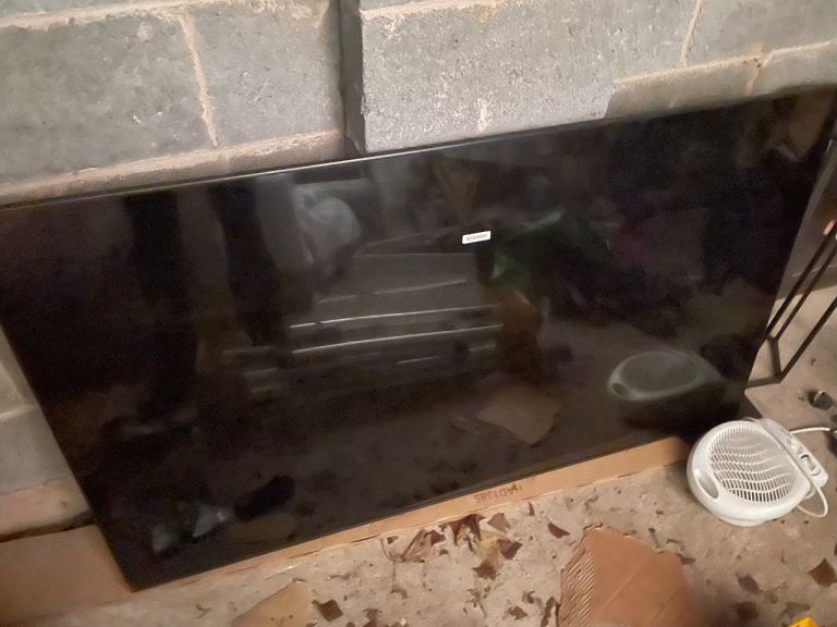 Samsung 65 Q7F2 AI Smart TV **Screen Cracked**