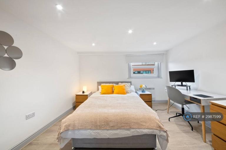 2 bedroom flat in Reading, Reading, RG1 (2 bed) (#2987599)