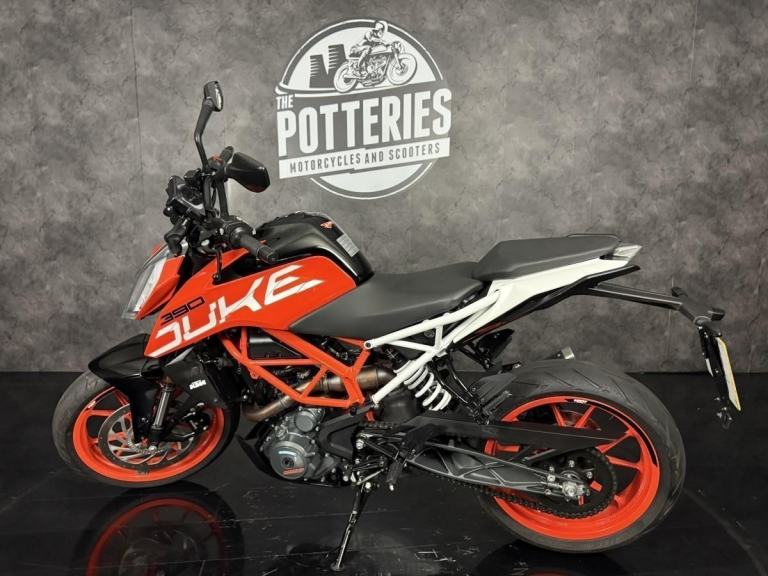KTM 390 Duke *Genuine 1500 miles!*