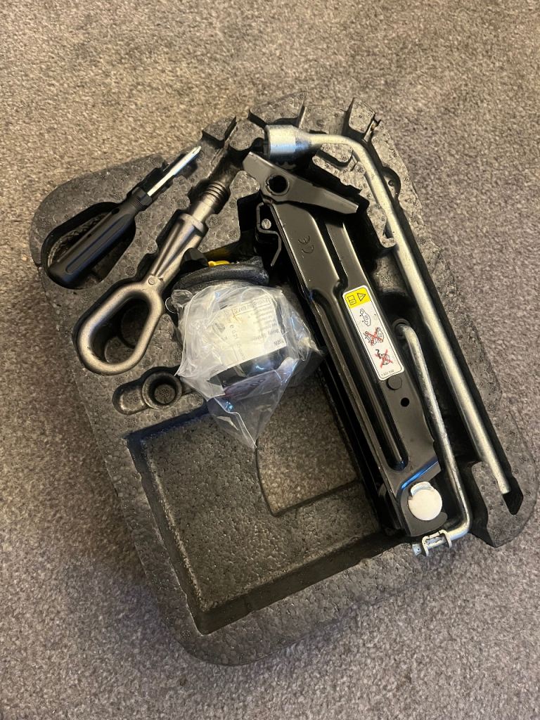 BMW / MINI ONE Spare Tire Tool Kit