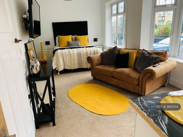 Studio flat in Ashford Road, Bournemouth, BH6 (#2851704)