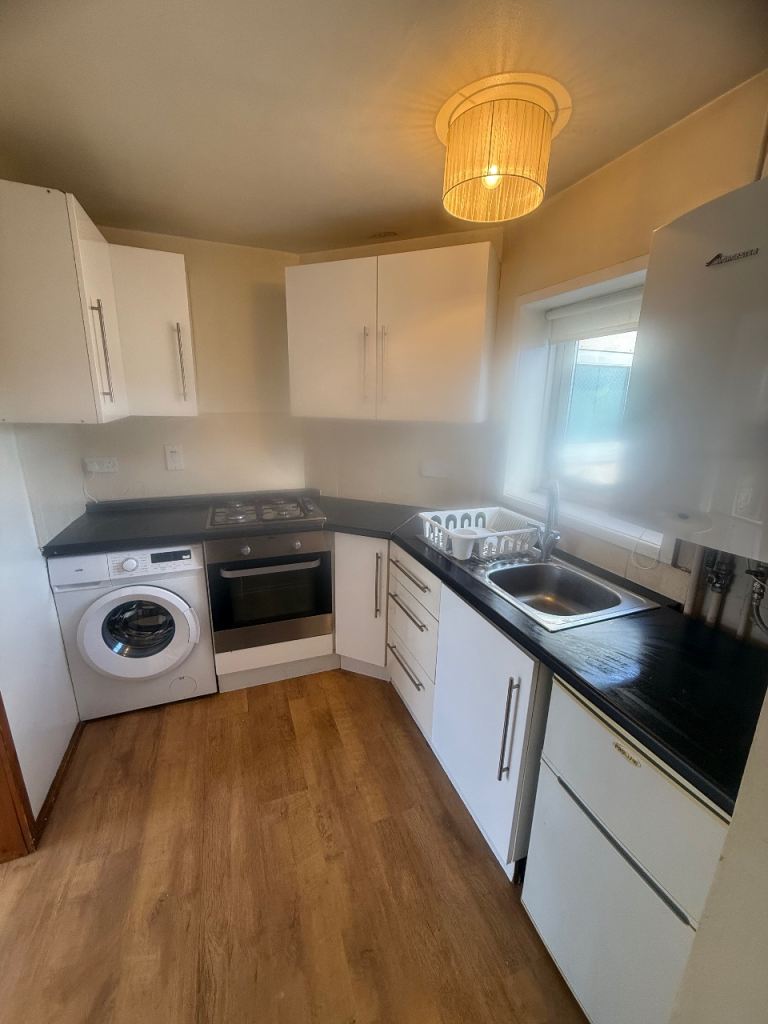 COSY ONE BED FLAT TO LET IN HEELANDS CLOSE TO SHOPS & BUS ROUTES