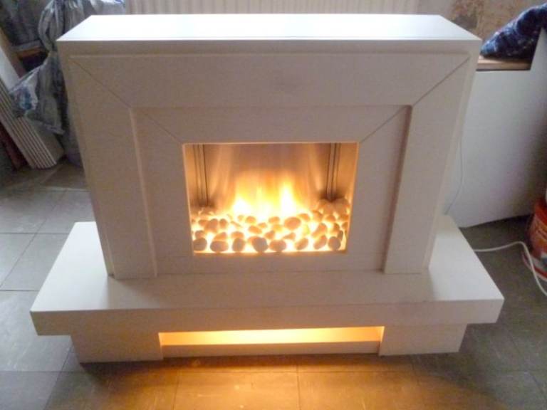 FLAMERITE VENICE FIREPLACE WITH ELECTRIC FIRE AND REMOTE CONTROL.