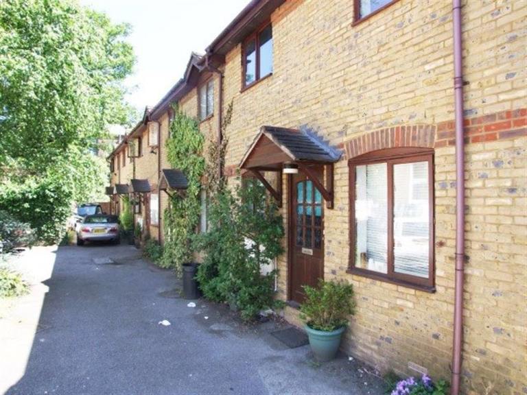 W3 1bed home with garden 