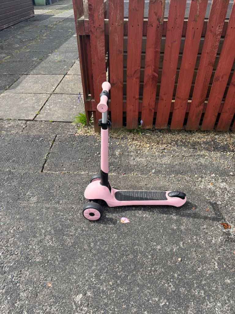 Girl’s 3-Wheel Scooter 