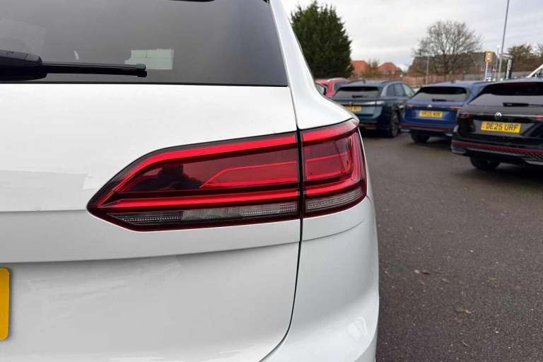 2018 Volkswagen Touareg 3.0 V6 TDI 4Motion R-Line Ã¢Â­Â14 way power adjustment, Innovation cockp...