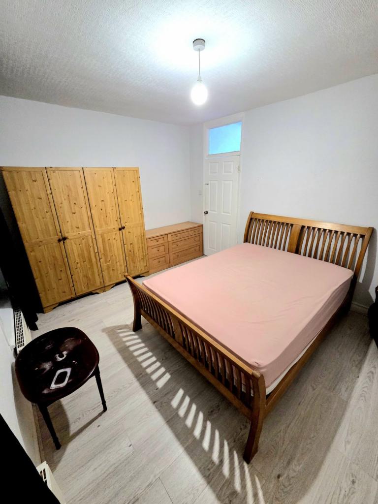 New double room available in a great house on Edmonton. Ready to move in.