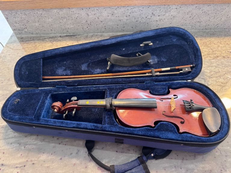 Stringers 1/2 Violin with Bow and Case – Fair Condition