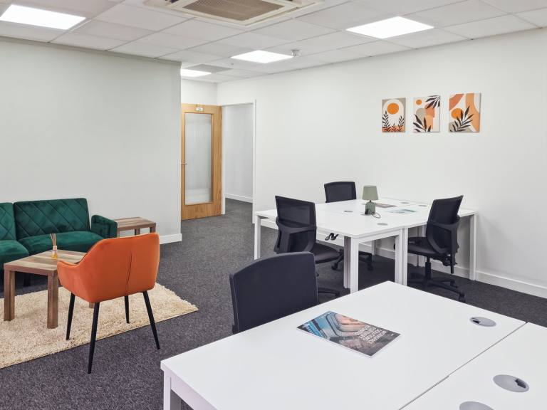 Shoreham - BN43 5EG \ Office for Rent with Flexible Move-In Options 3 Workstations