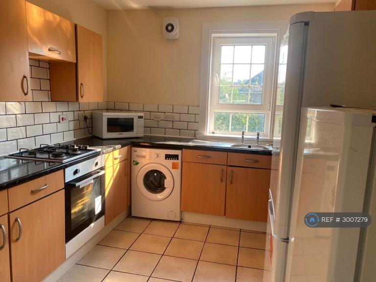 4 bedroom flat in Ochil Crescent, Stirling, FK8 (4 bed) (#3007279)
