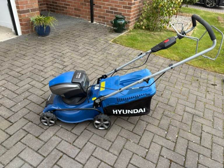 Hyundai HYM40Li42SP 40V Li-ION Cordless Self-propelled lawnmower with 2 batteries and charger.