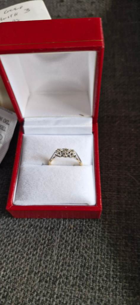 18ct carat gold ring set with diamonds 
